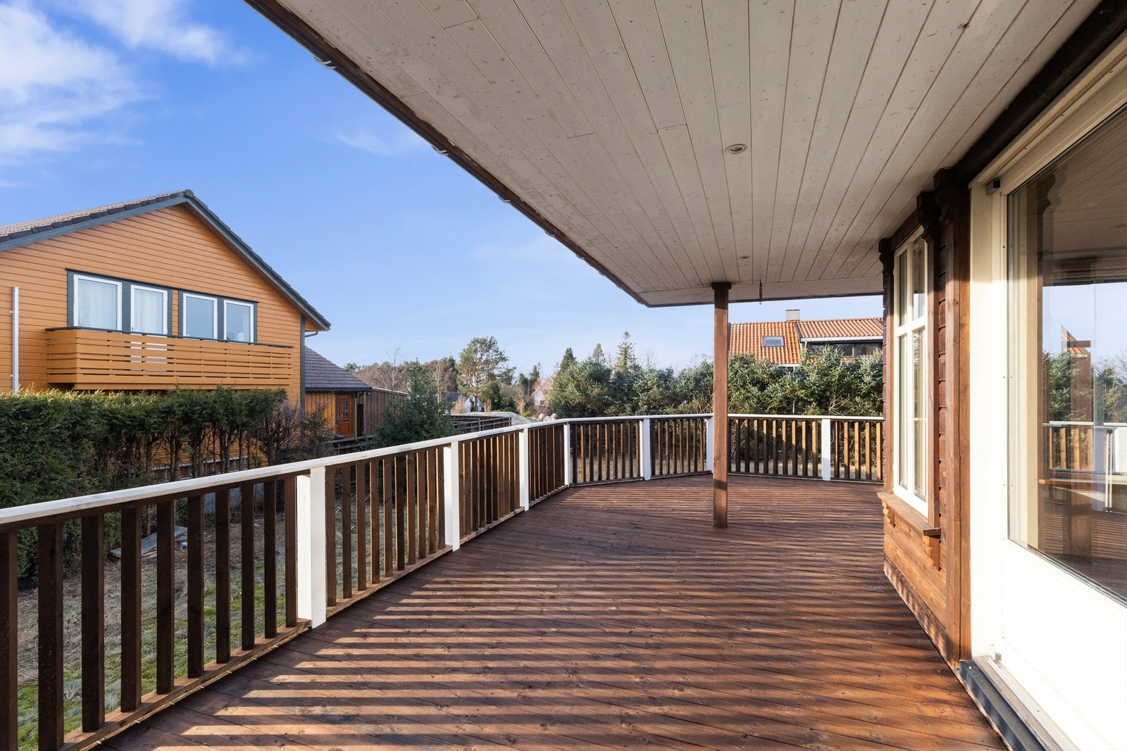 Den store terrassen på totalt 75 m² strekker seg rundt store deler av huset. Galleribilde