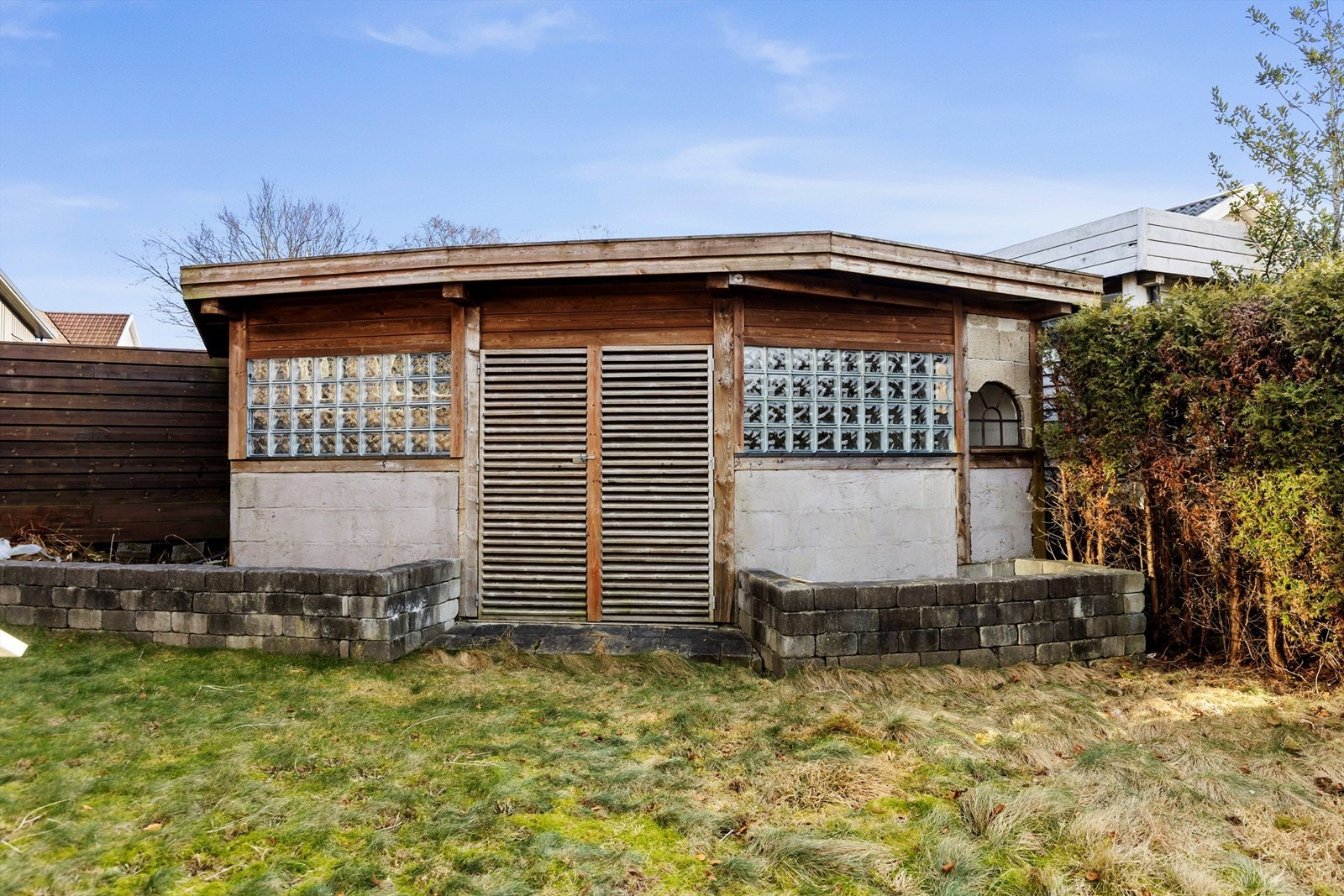 Eiendommen har et frittstående uthus/hagestue på 24 m², oppført i 2005. Galleribilde