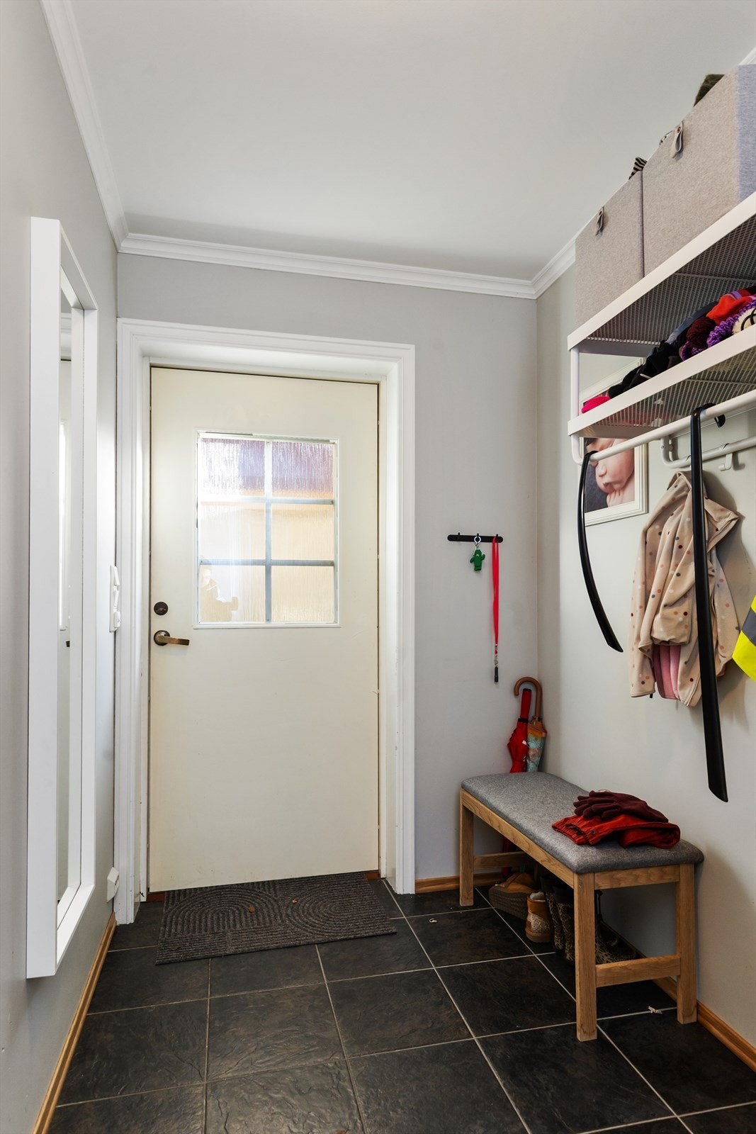 Egen inngang til utleiedelen i underetasjen. Galleribilde