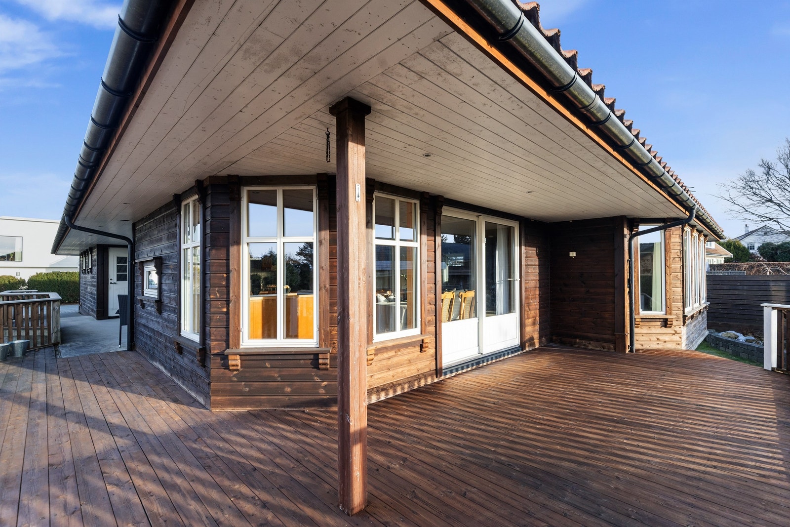 En del av terrassen er overbygget, noe som gir ly for vær og vind. Galleribilde