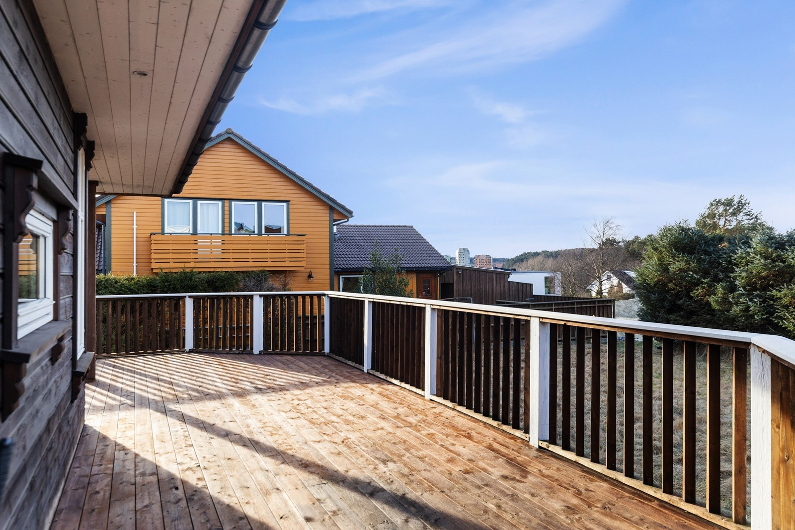 Her er det god plass til flere sittegrupper og grill. Galleribilde