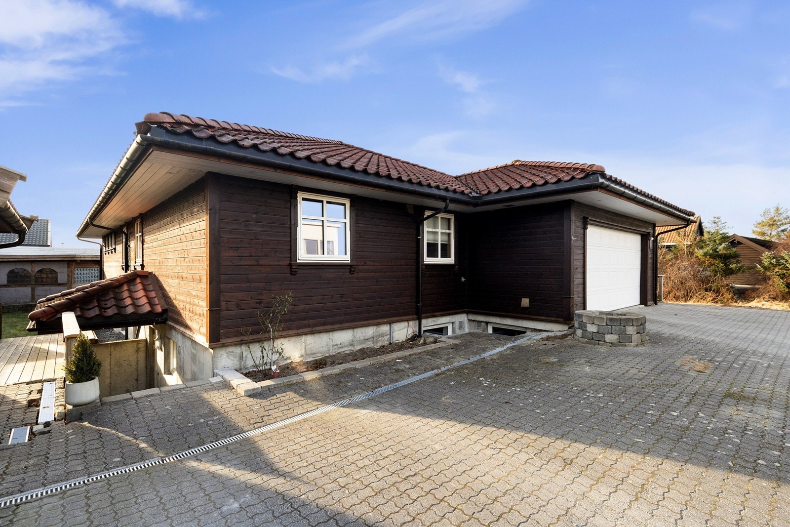 Praktisk adkomst til både hovedinngang og garasje. Galleribilde