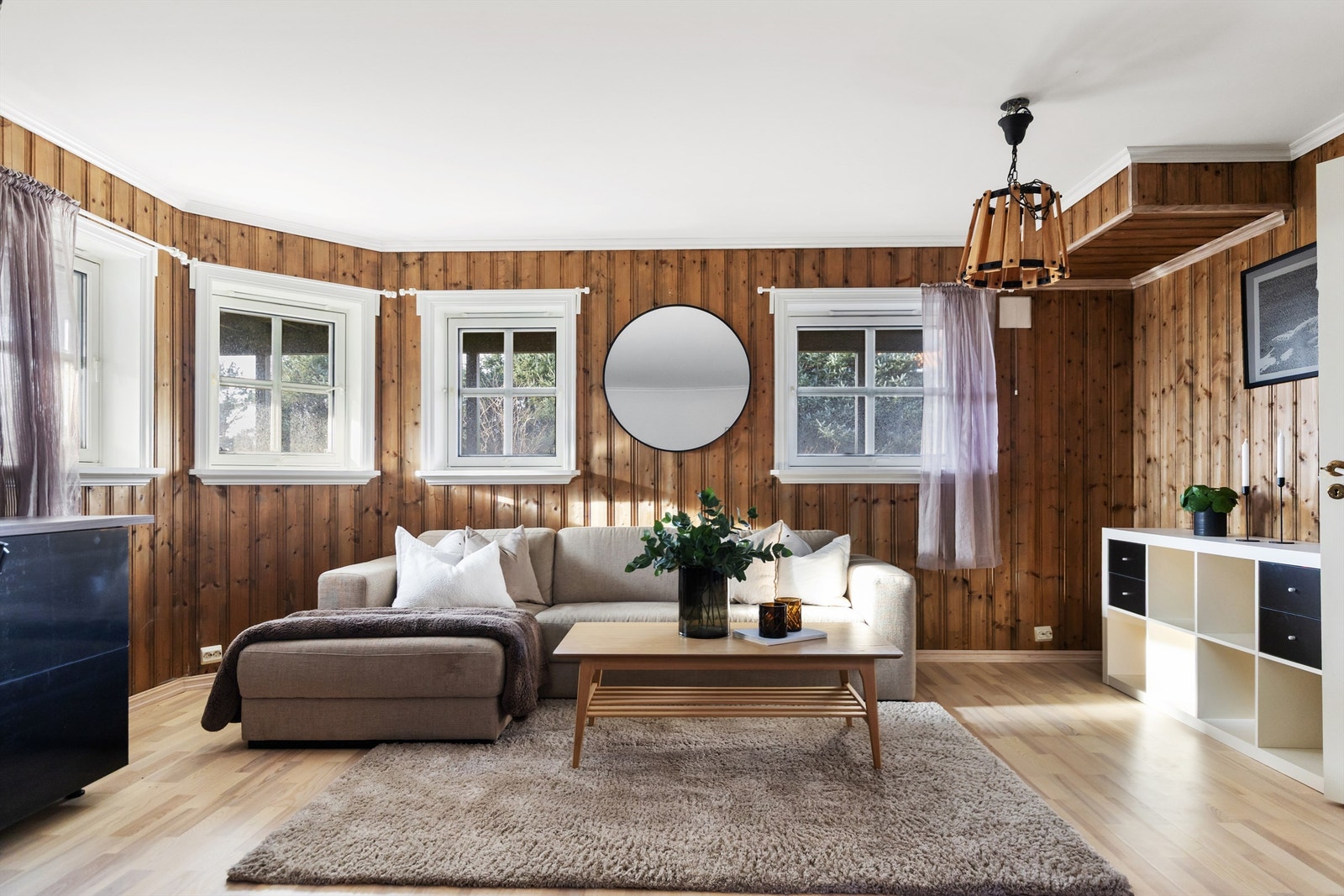 Vinduene sørger for dagslys også i underetasjen. Galleribilde