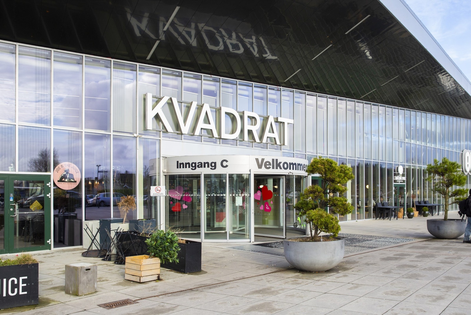 Kvadrat kjøpesenter, et av landets største, ligger kun 16 minutter unna med bil. Galleribilde