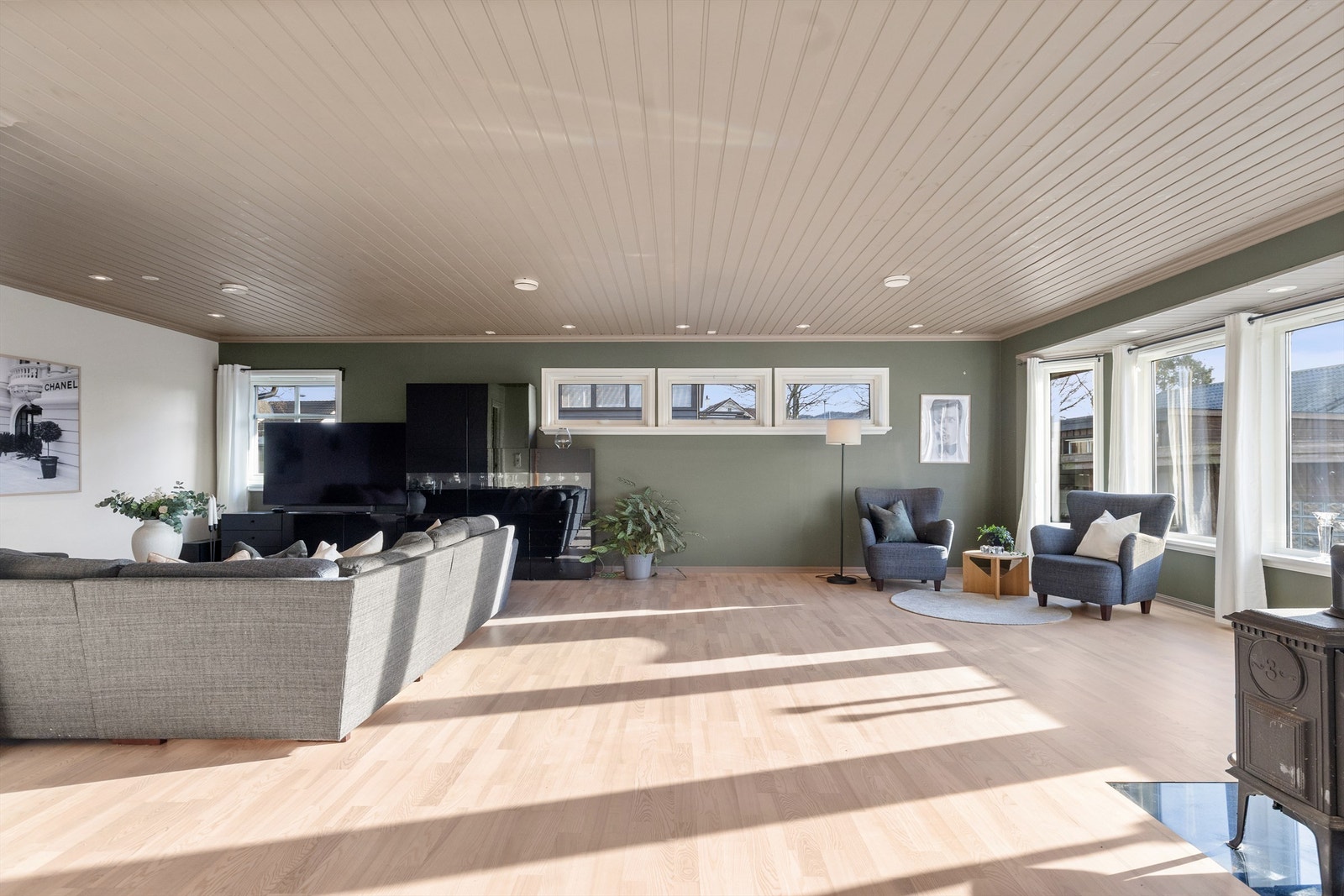 Store vindusflater gir rikelig med lys og en luftig atmosfære i stuen. Galleribilde