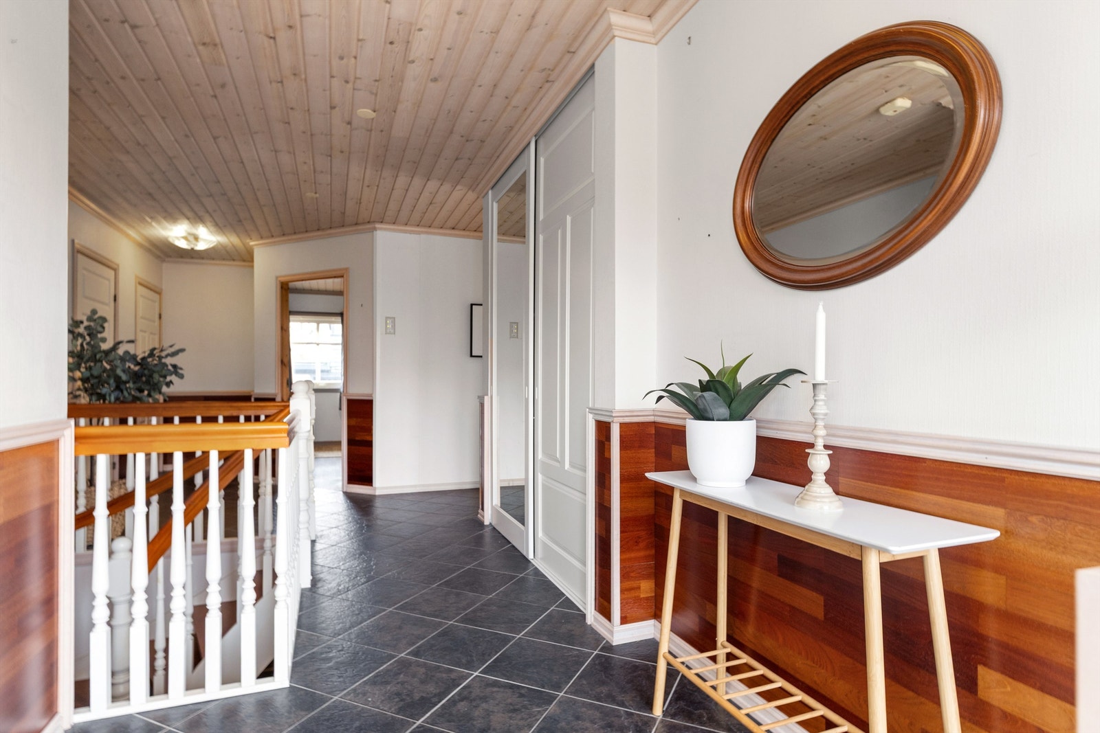 Romslig gang med god oppbevaringsplass til yttertøy. Galleribilde