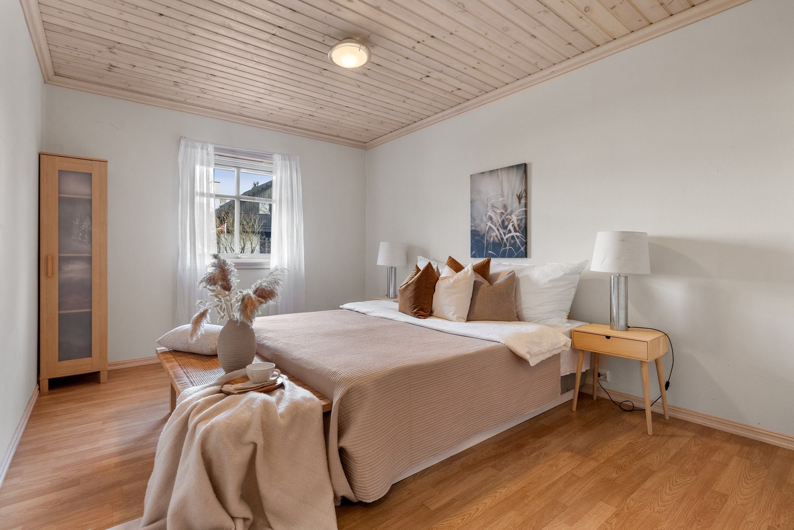 Hovedsoverommet er romslig med god plass til dobbeltseng. Galleribilde