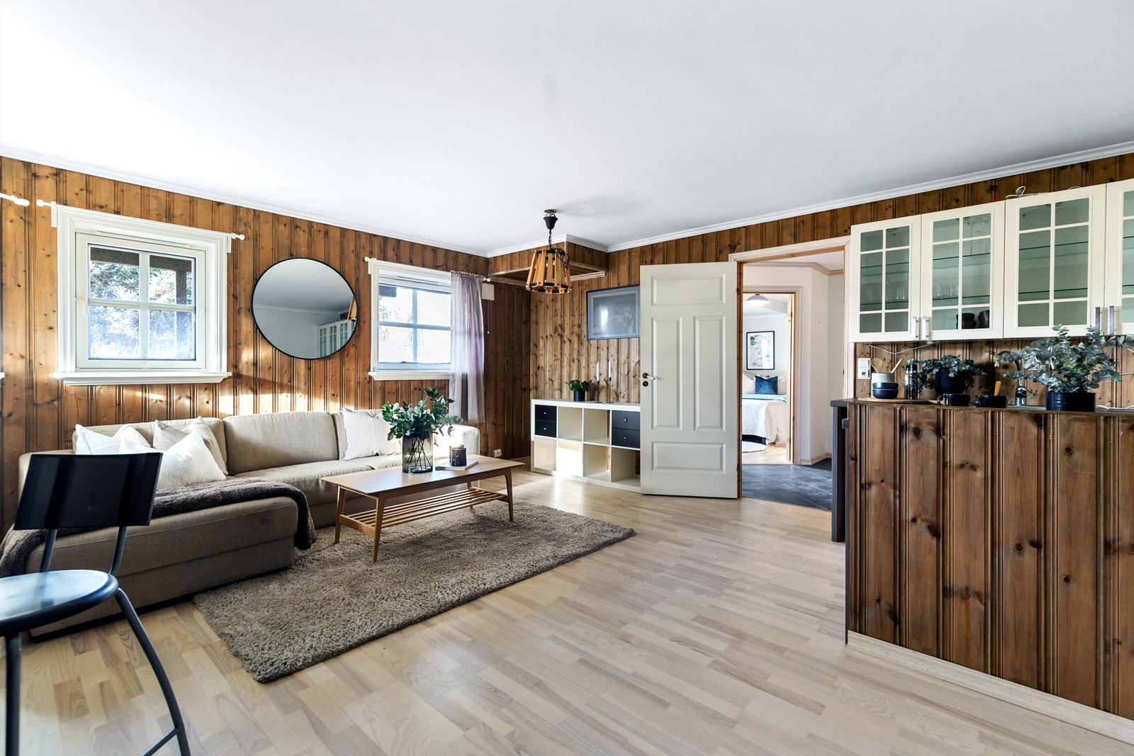 Underetasjen har en romslig kjellerstue med varmekabler i gulvet. Galleribilde