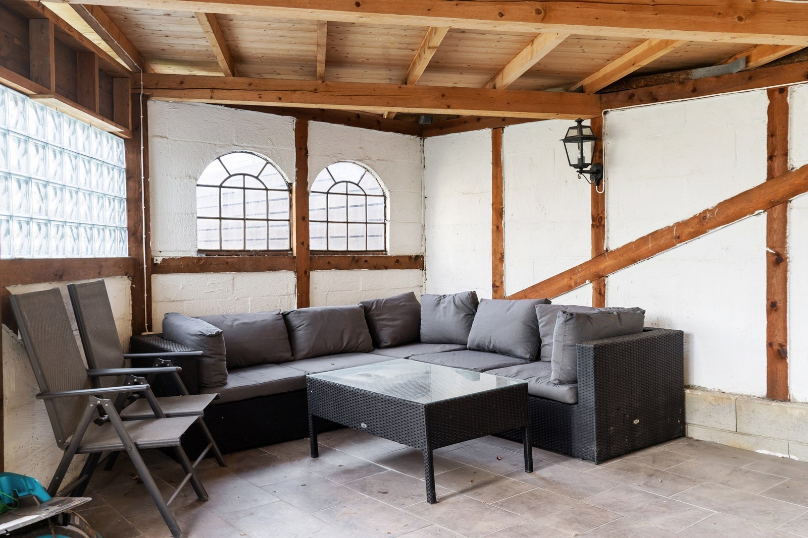 Inne i hagestuen er det god plass til en loungegruppe. Galleribilde