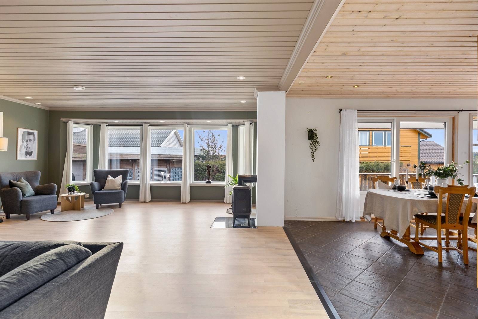 Romslig og lys stue med åpen løsning mot kjøkken. (Fotograf: Marianne Lyse) Galleribilde