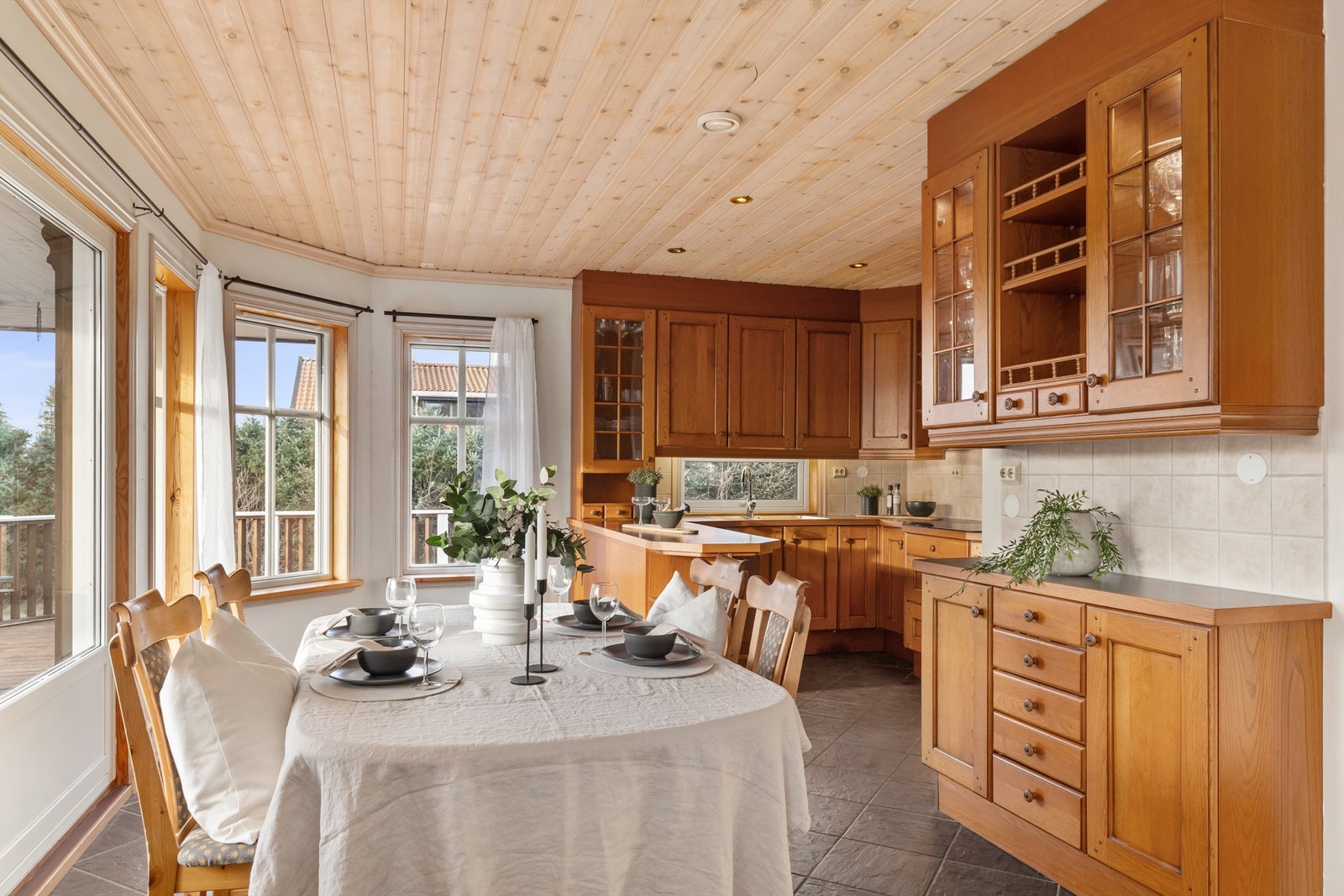 Kjøkkenet har en solid innredning fra byggeåret med profilerte fronter og god skapplass. Galleribilde