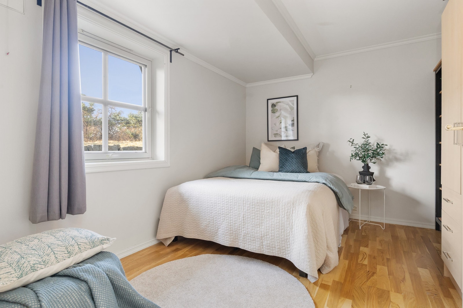 I hoveddelen av underetasjen er det et lyst og innredet rom. (Ikke godkjent for varig opphold) Galleribilde