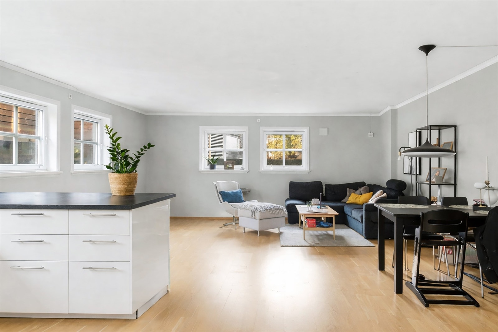 Utleiedelen har en åpen løsning mellom stue og kjøkken. Bruken er ikke omsøkt eller godkjent. (Ikke godkjent for varig opphold) Galleribilde