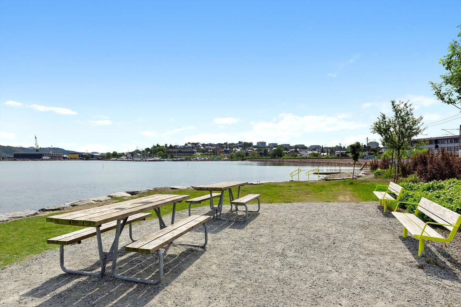 Flere opparbeidede bade- og rasteplasser i umiddelbar nærhet. Galleribilde