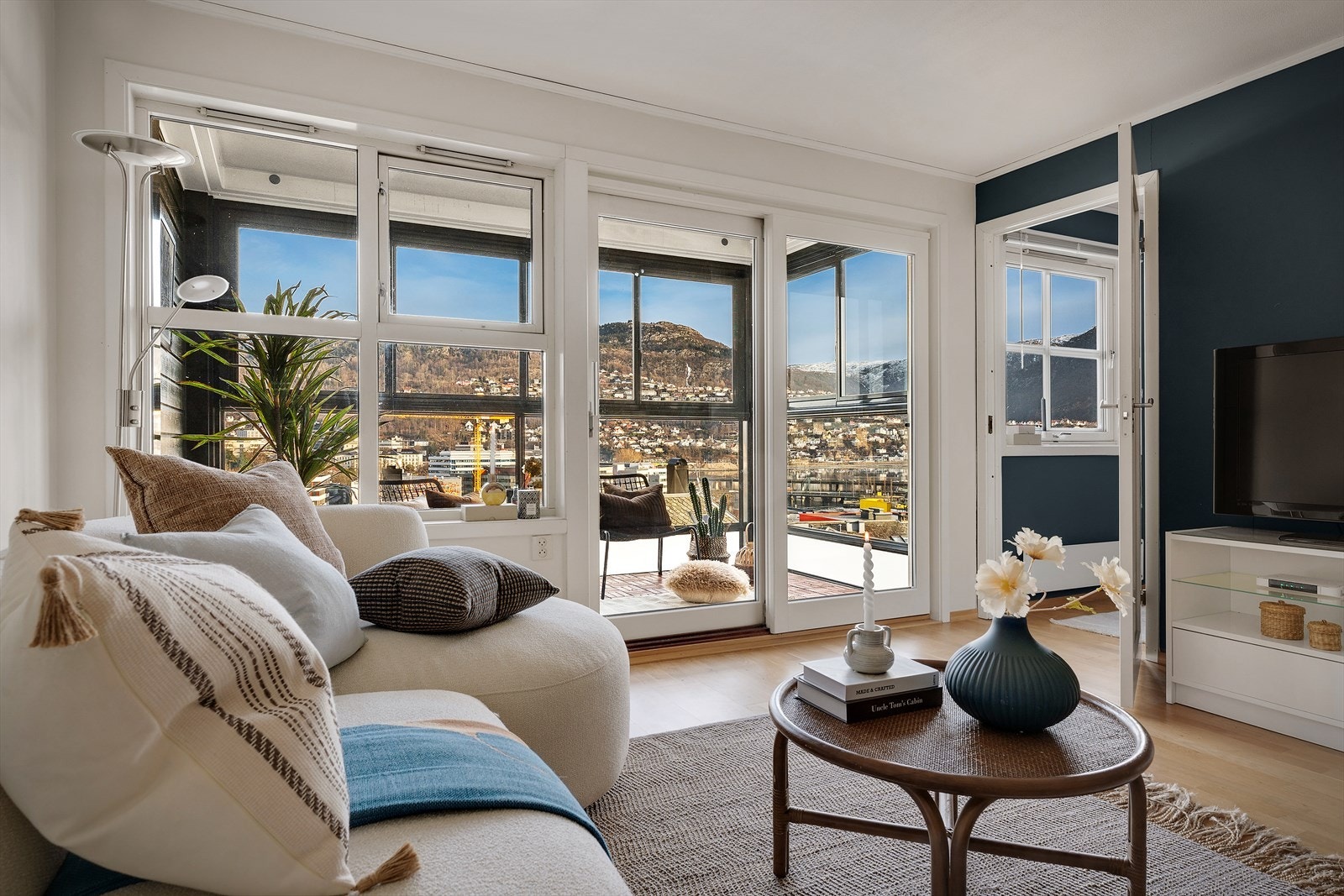 Fantastisk utsikt mot Fløyen og Ulriken fra stuen. Galleribilde