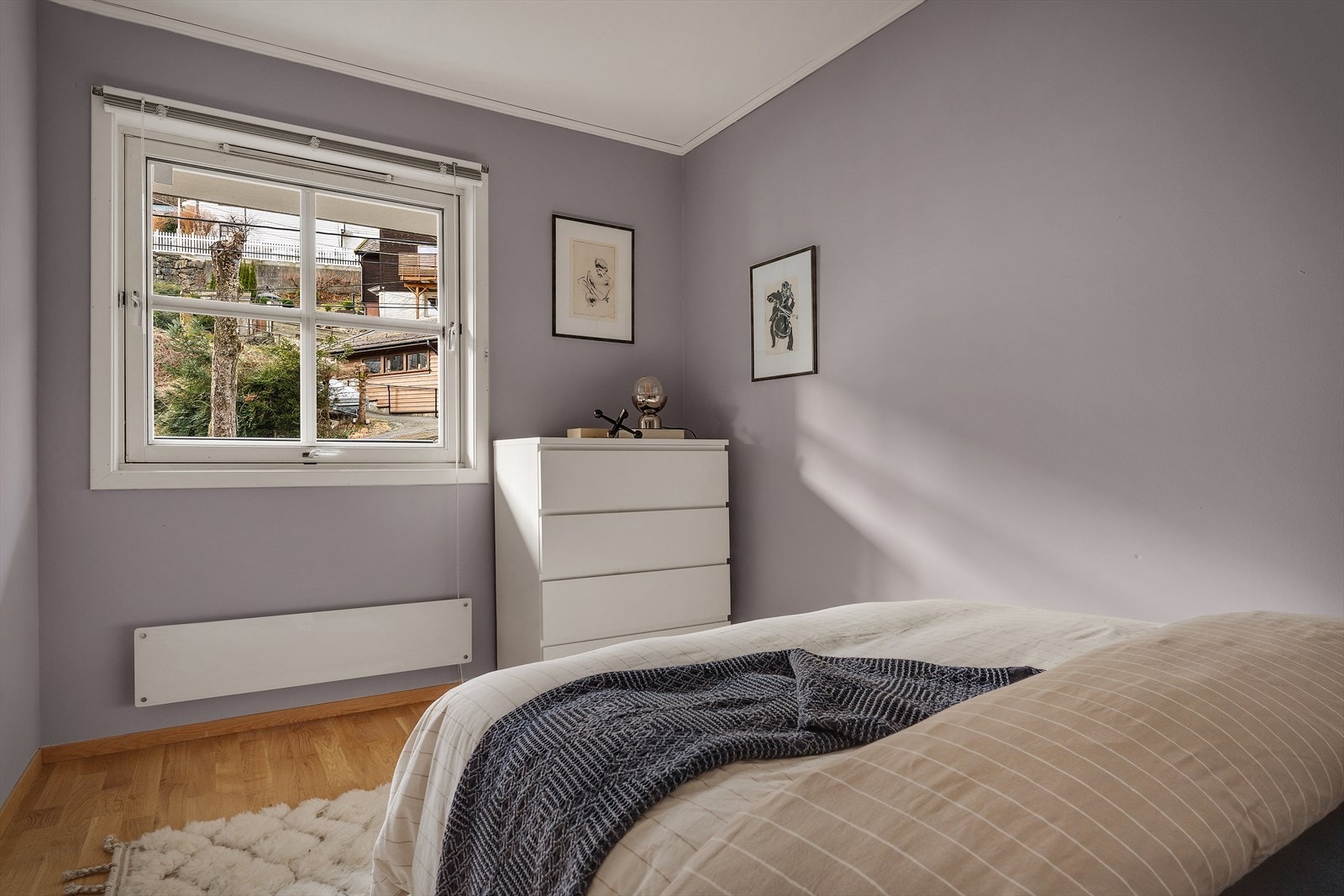 Soverommene er malt i behagelige, rolige farger som gjør det enkelt å slappe av og finne roen. Galleribilde