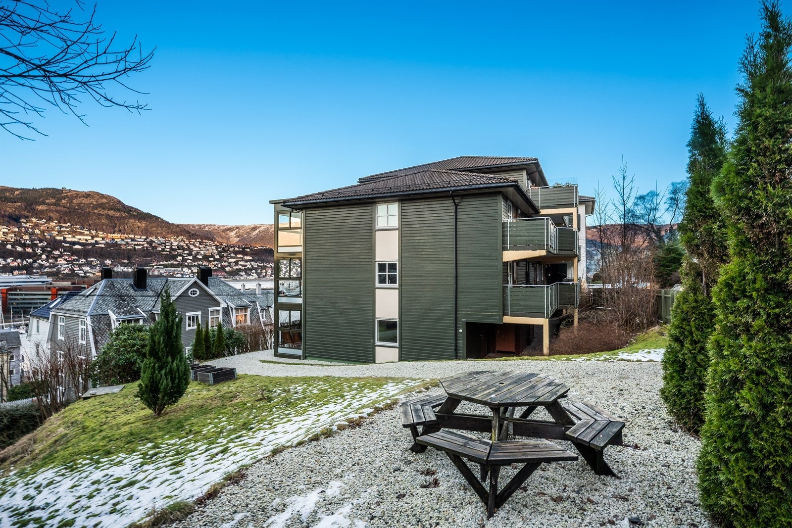 I kjelleren disponerer du en egen bod på 5 m² - ideell for oppbevaring og perfekt for å holde leiligheten ryddig og oversiktlig Galleribilde