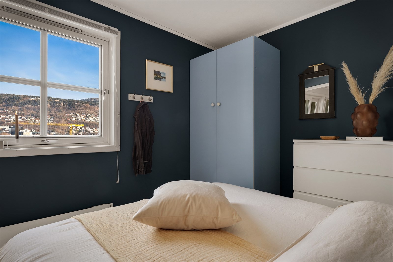 Soverommene er malt i behagelige, rolige farger som gjør det enkelt å slappe av og finne roen Galleribilde