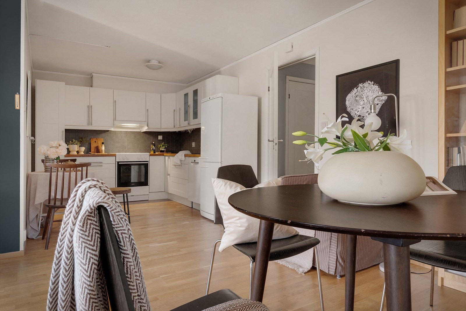 Åpen kjøkken/stue løsning som er målt til 31,5 kvm. Stue og kjøkken har en åpen, men naturlig sonedelt løsning som gir rommet en god flyt og tydelig inndeling mellom spise- og oppholdsdel Galleribilde