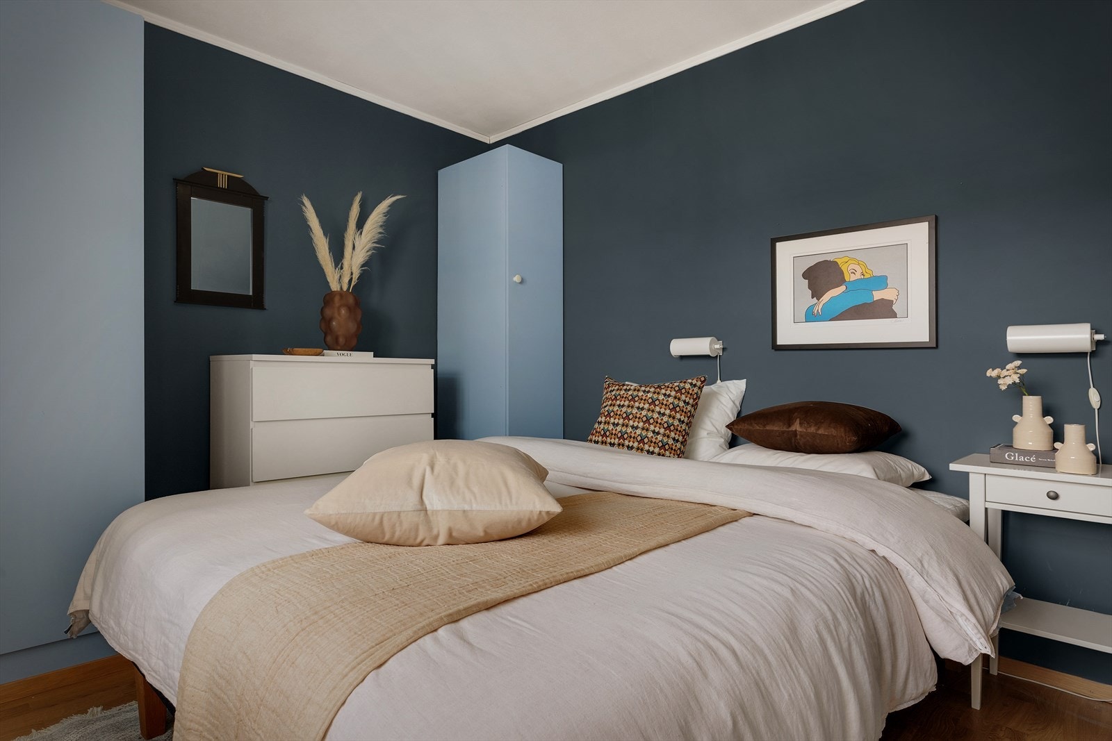 Hovedsoverommet er målt til 8,6 kvm. Plass til dobbeltseng, nattbord og kommode Galleribilde