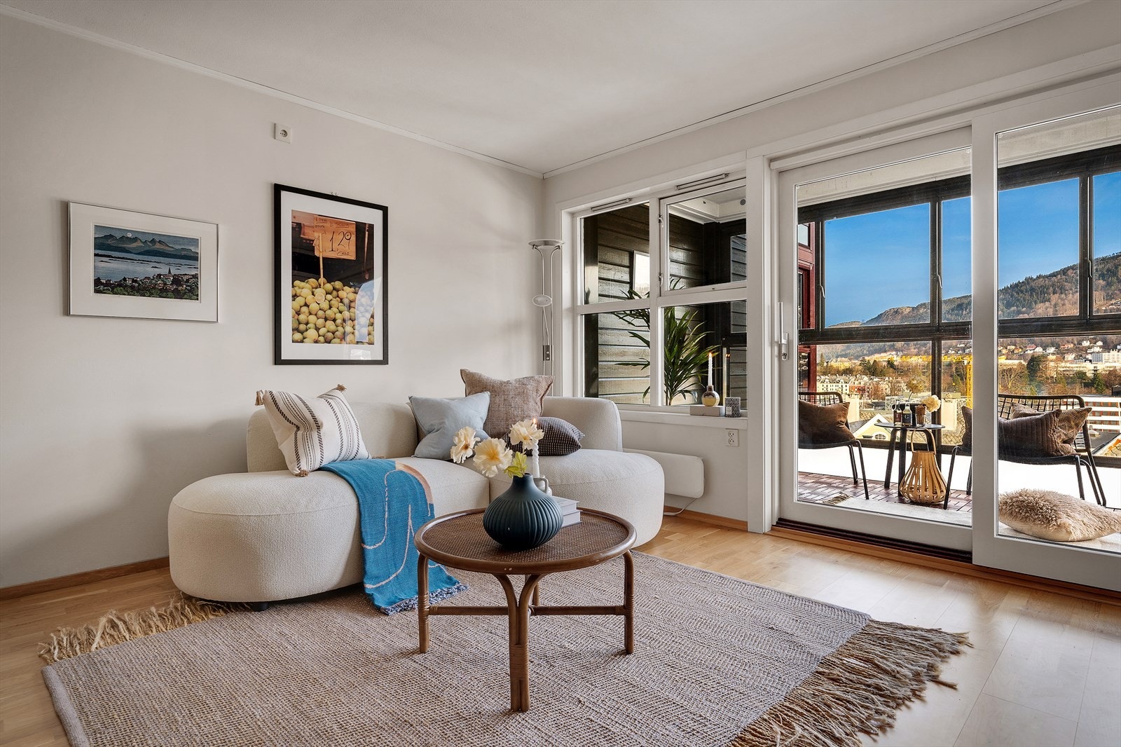 Stuen har naturlige møbleringssoner og er innredet med en koselig sofakrok Galleribilde