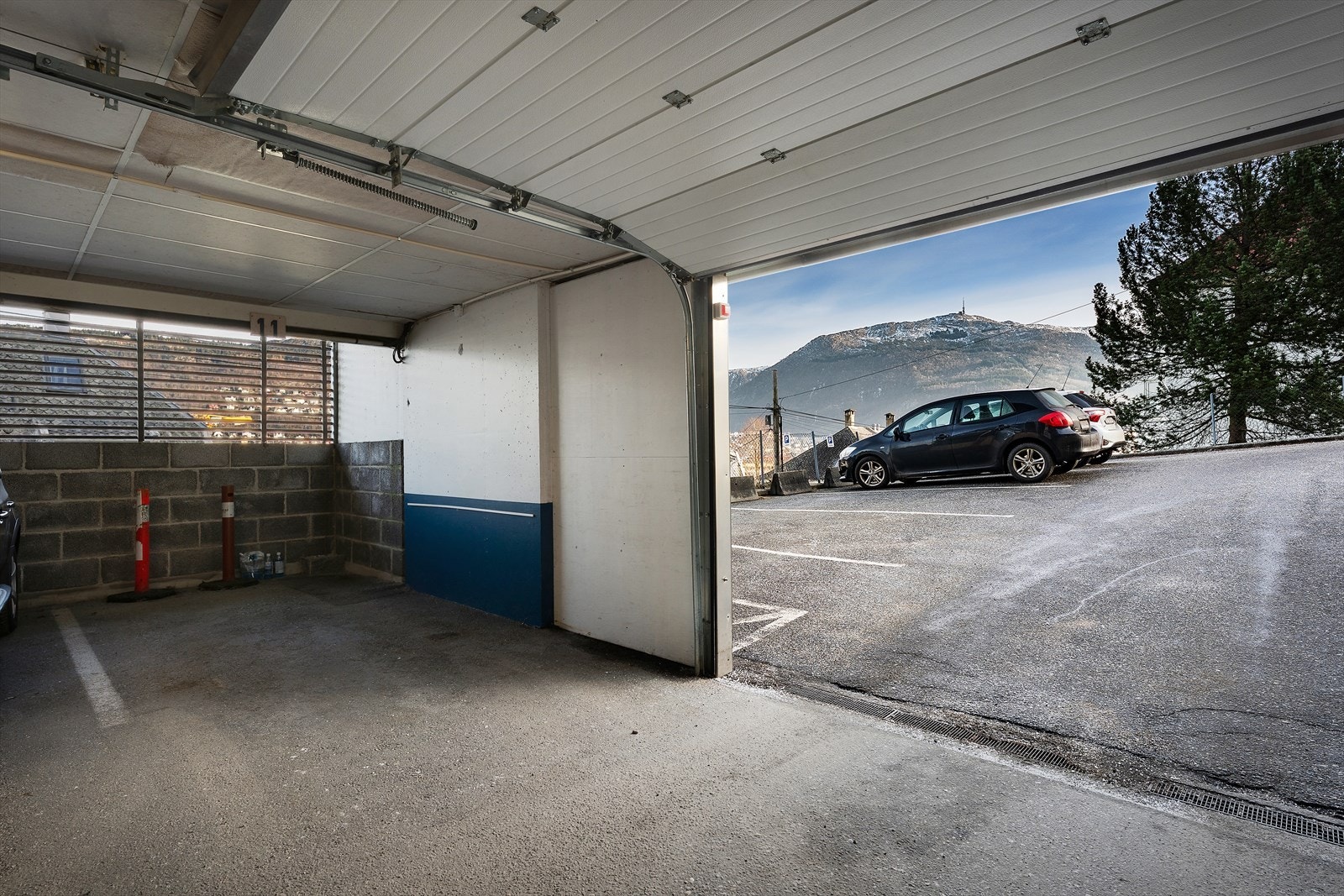 Fast parkeringsplass i garasje følger med leiligheten Galleribilde