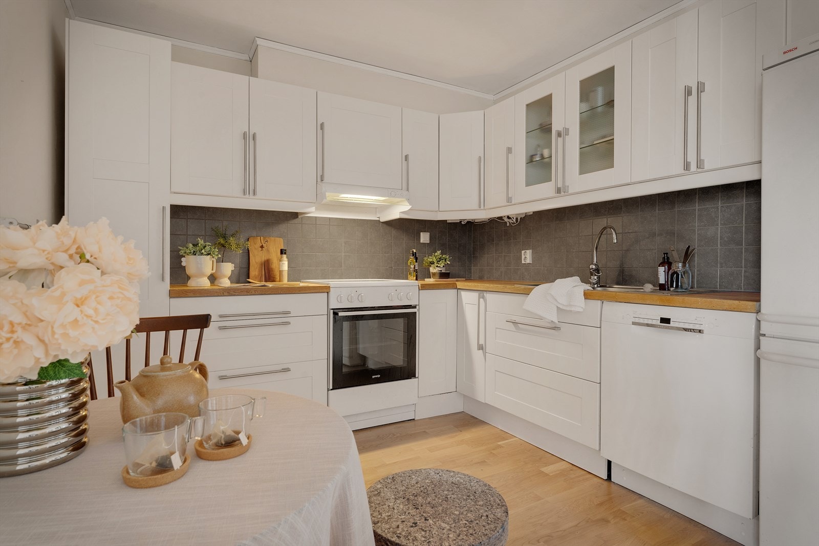 Kjøkkenet har hvite profilerte fronter fra 2008 Galleribilde