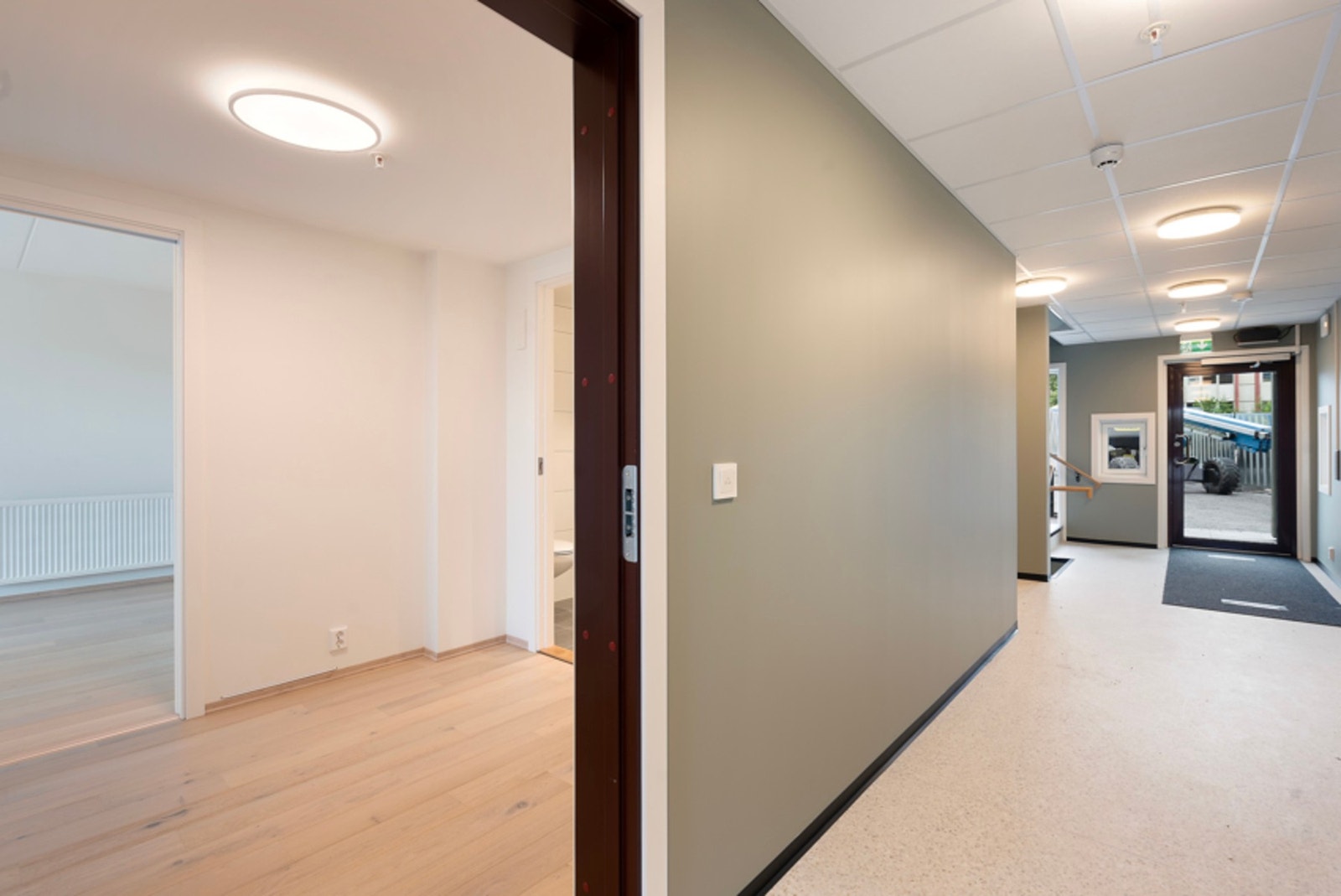 Inngang også på baksiden. Heis ned til egen parkeringsplass. Galleribilde