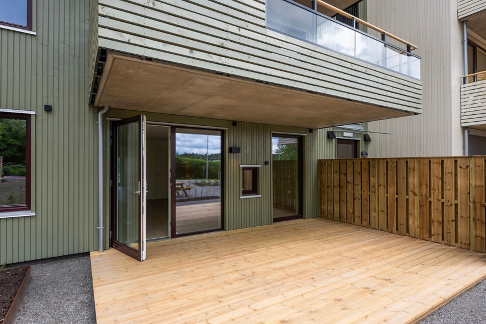 Stor terrasse på utsiden som vender mot vest. Galleribilde