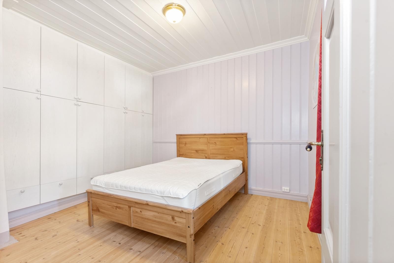 Leiligheten har to soverom. Det største soverommet er innredet med seng og integrerte skap. Galleribilde