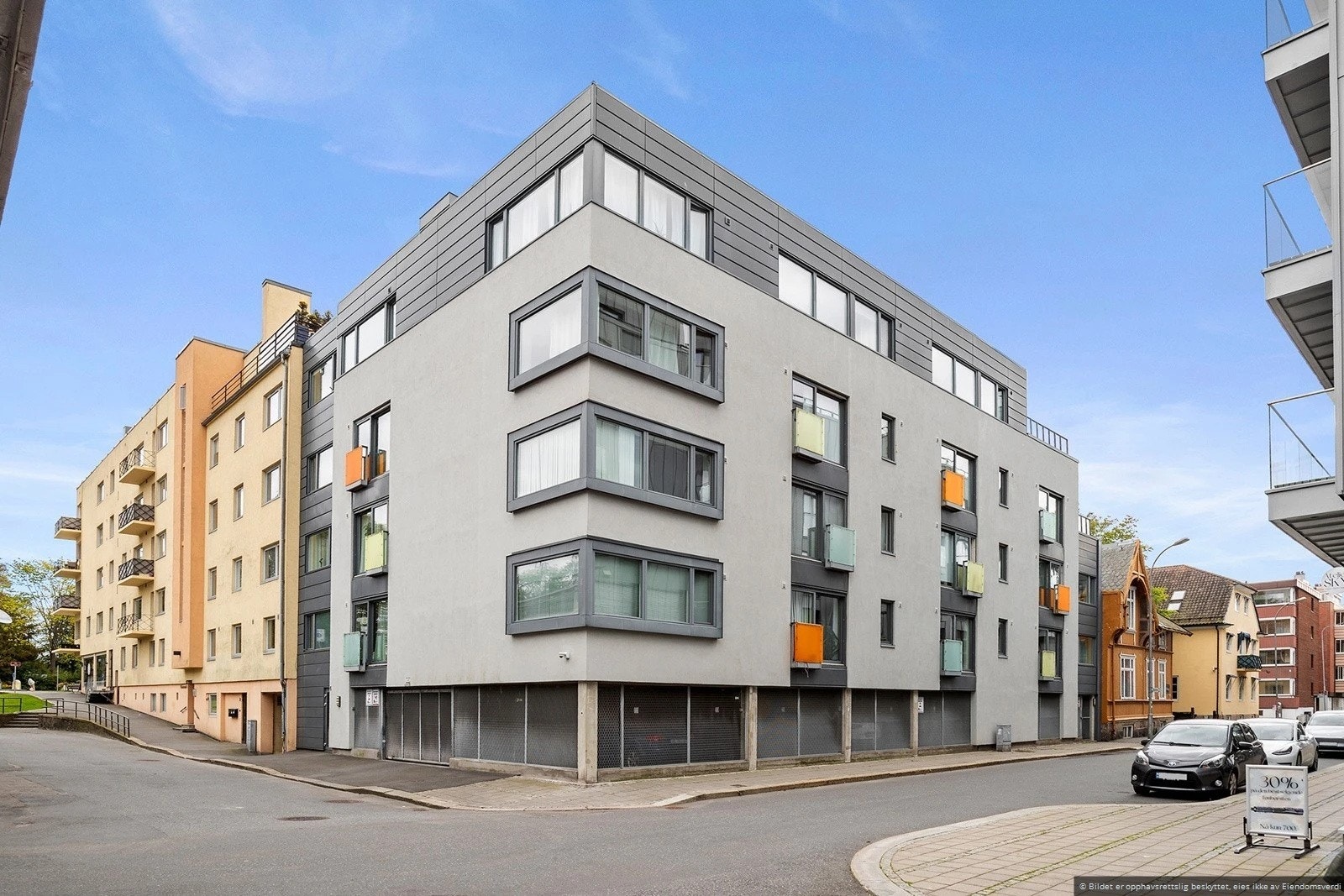 Fasade - inngang mellom det grå bygget og bruen. Galleribilde