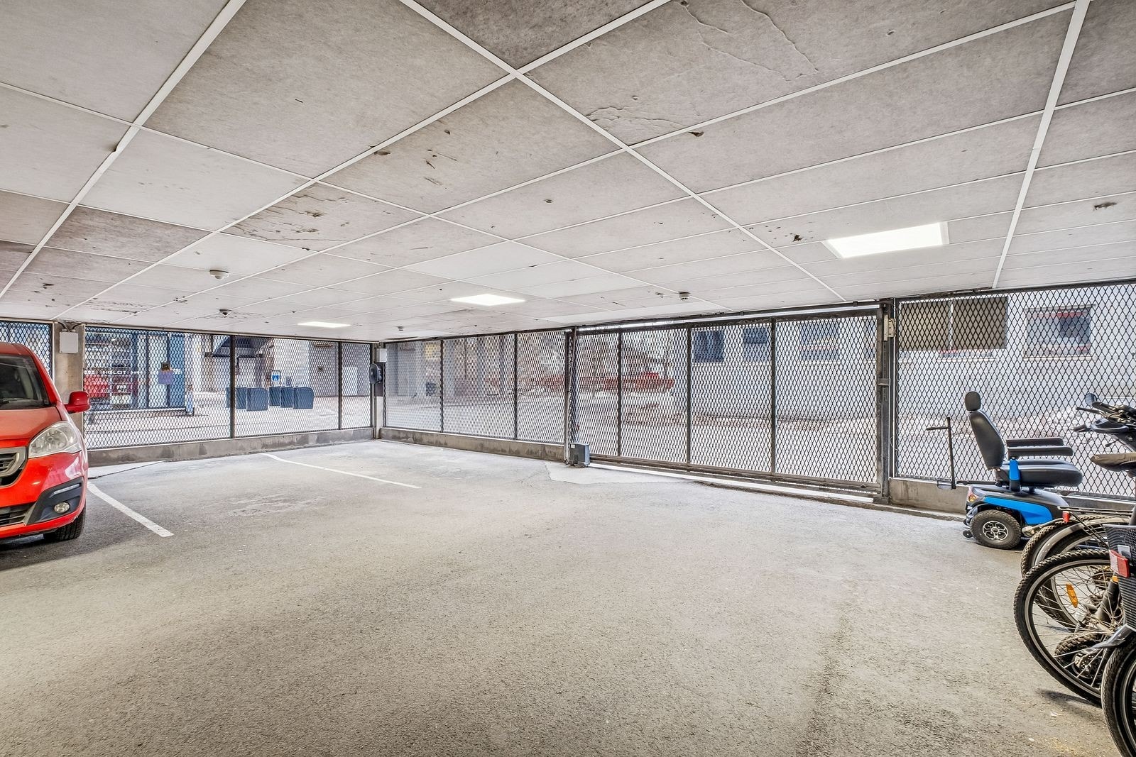 Parkering i sameiets garasje, egen el-billader på fast plass. Galleribilde