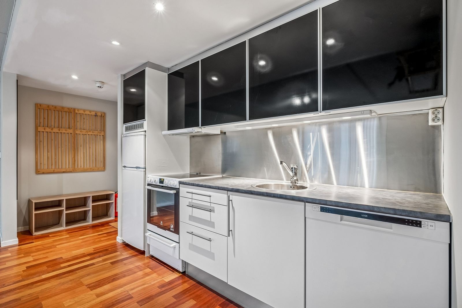 Kjøkken med skapplass og nødvendige hvitevarer Galleribilde