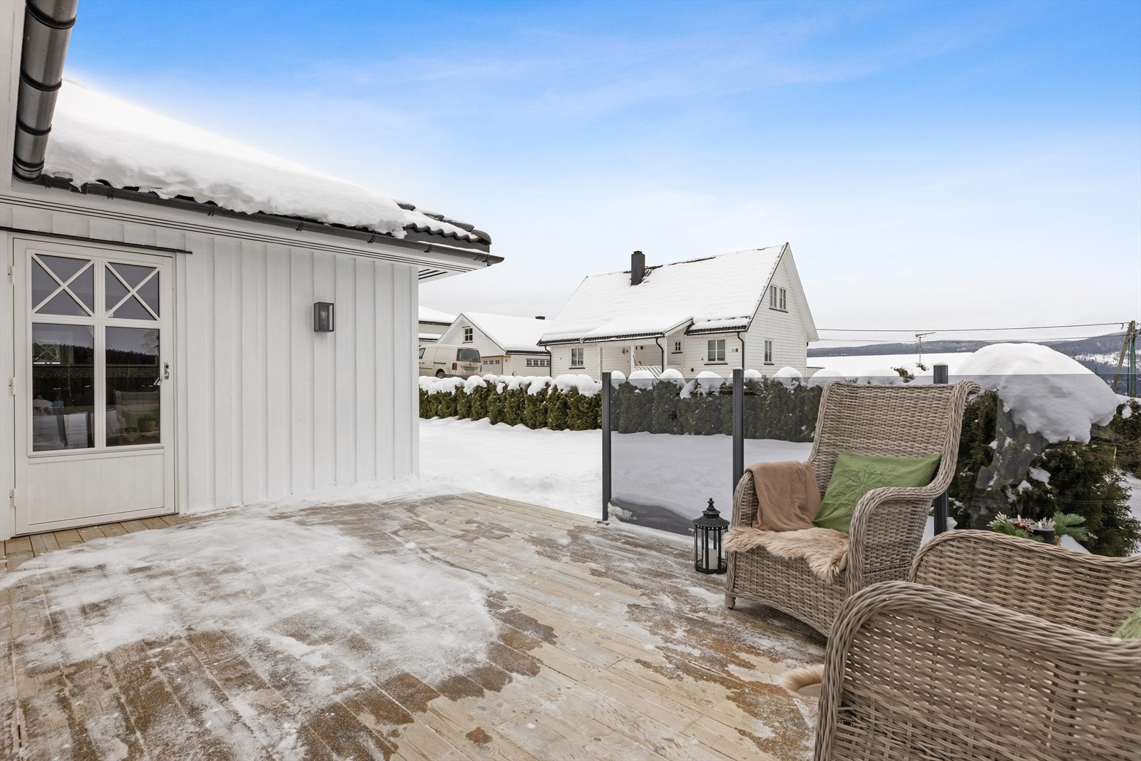 Terrassen ligger vestvendt. Direkte adkomst videre ut til hagen. Galleribilde