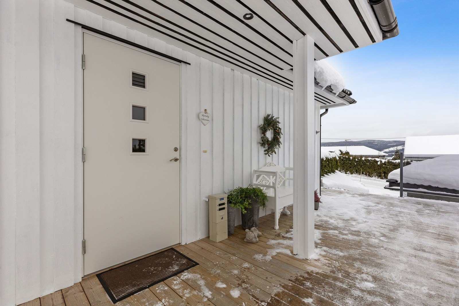 Via terrasse og et overbygd inngangsparti ønskes du velkommen inn! Galleribilde