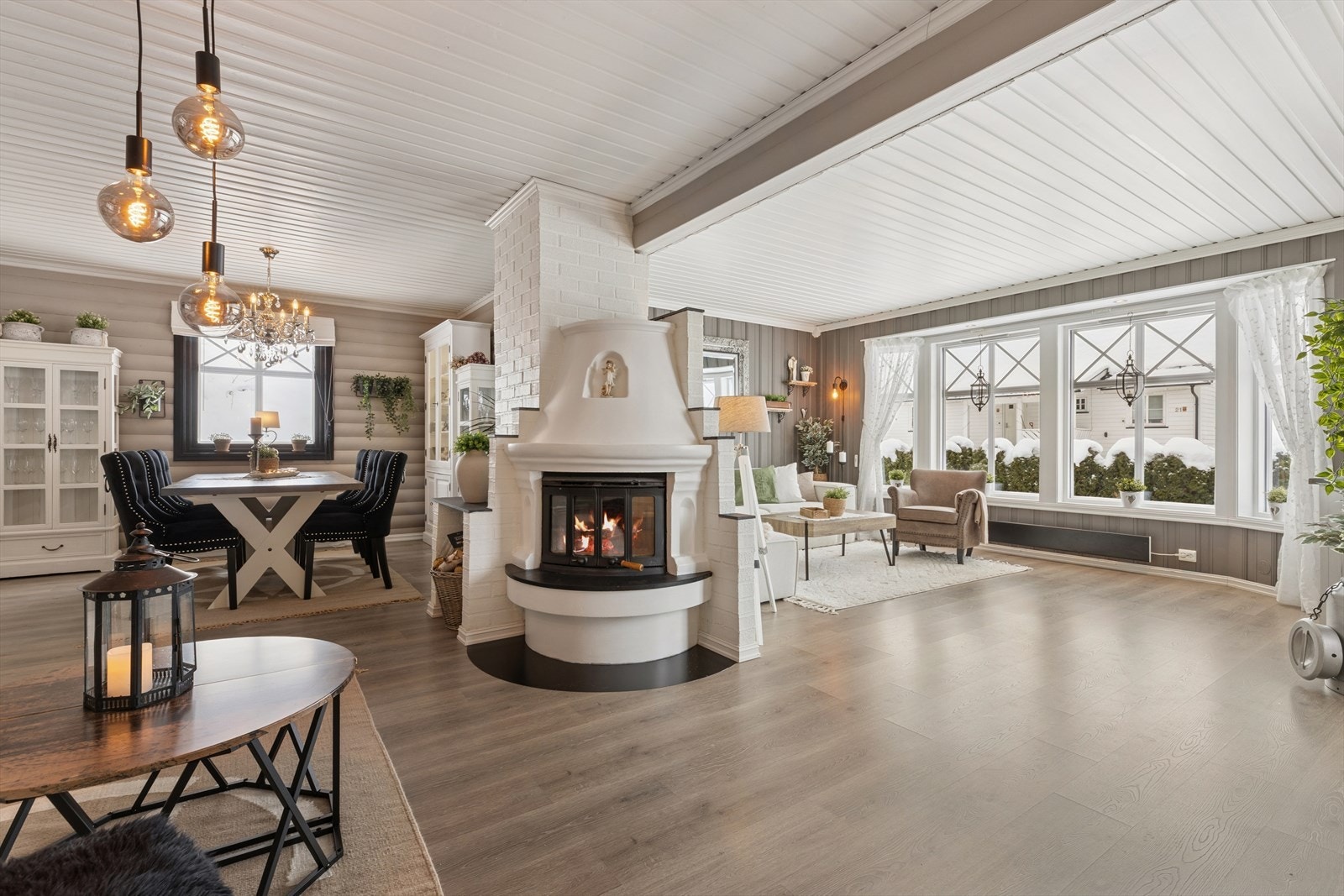 Lys stue av fin størrelse. Galleribilde