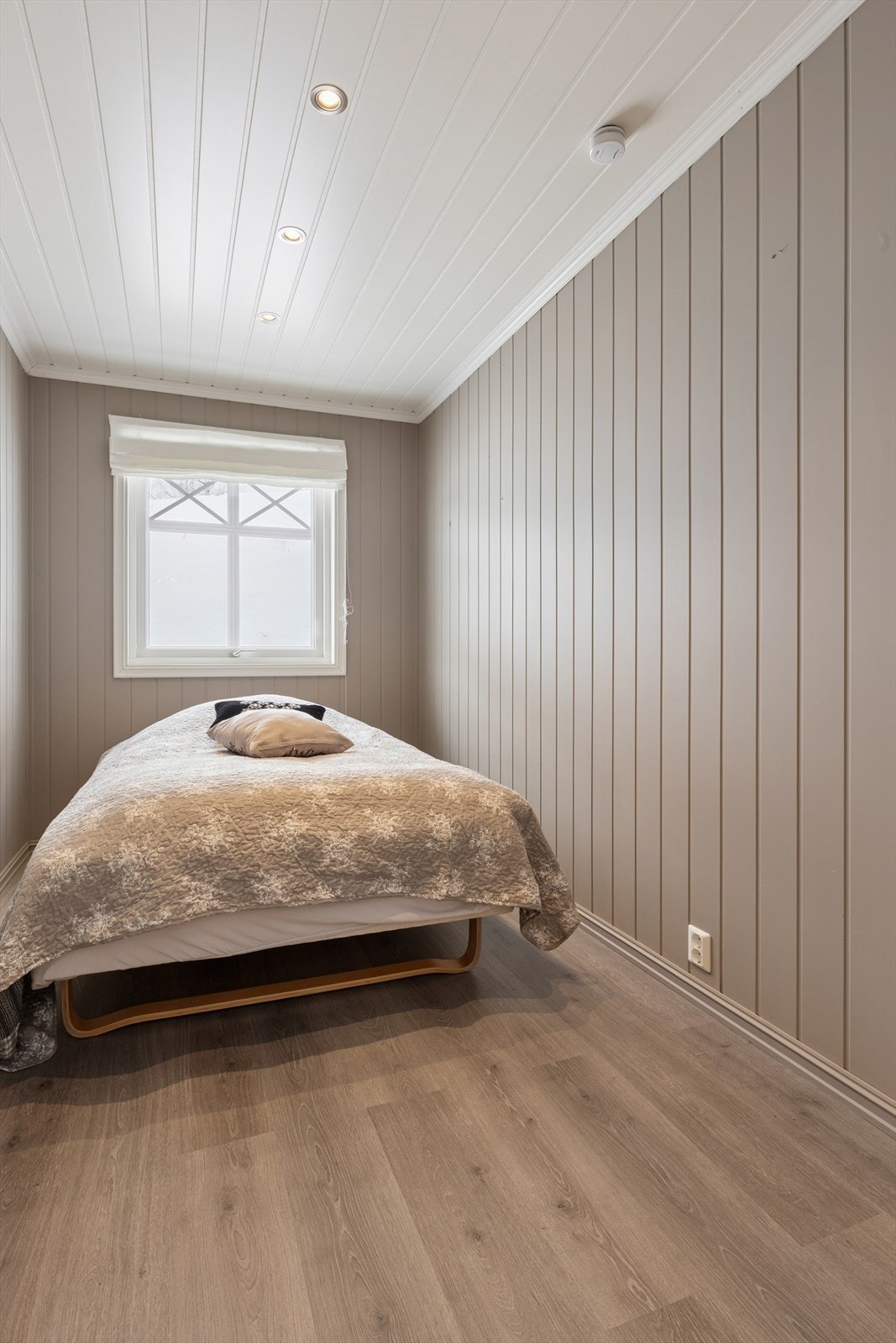 Soverom 3. Boligens soverom nr. 2 og nr. 3 var opprinnelig et stort soverom - se pkt. ferdigattest for nærmere informasjon. Galleribilde