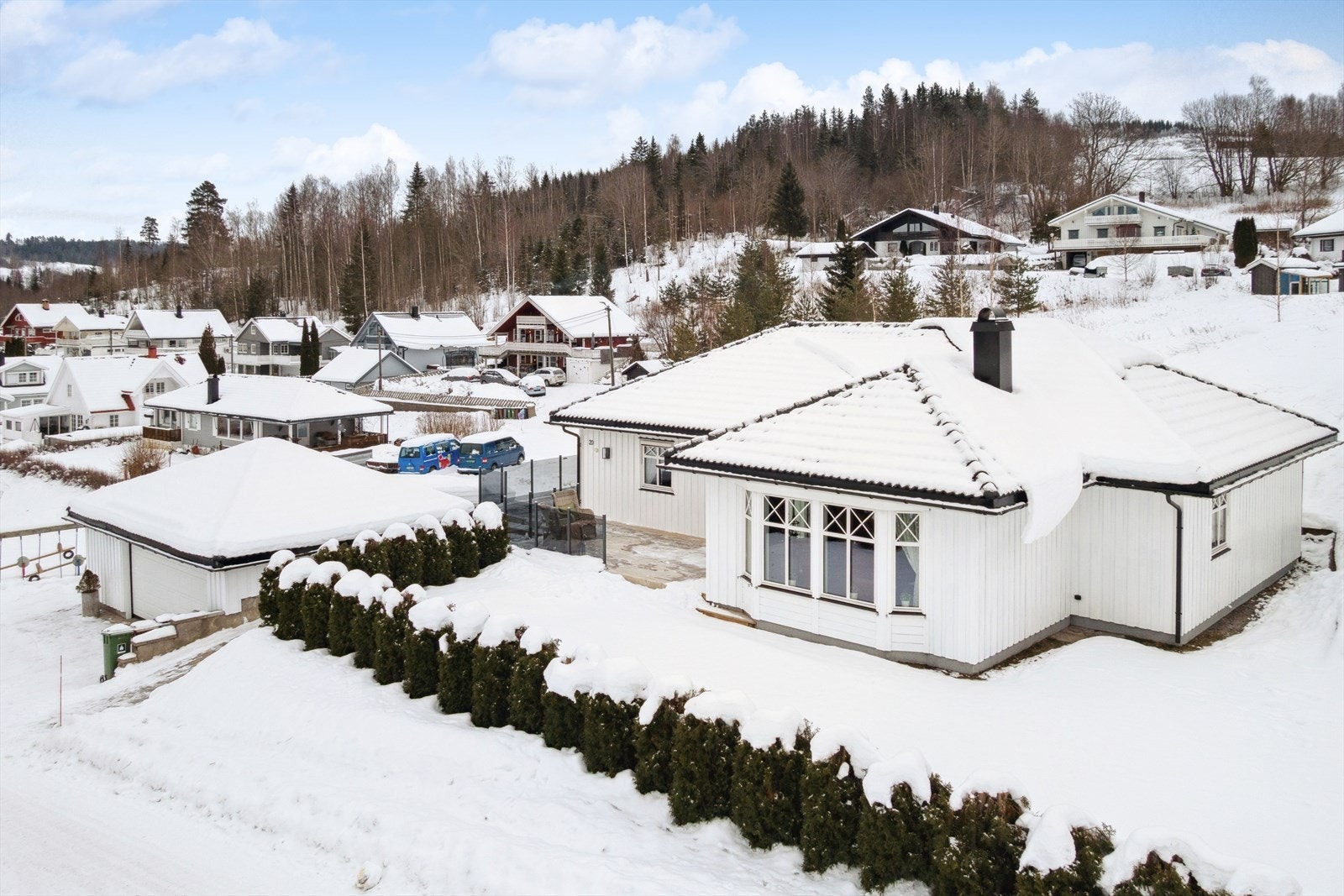 Monica Hoff v/DNB Eiendom har gleden av å presentere Midtgardsvegen 20! En flott enebolig fra 2001, med alt på en flate. Galleribilde