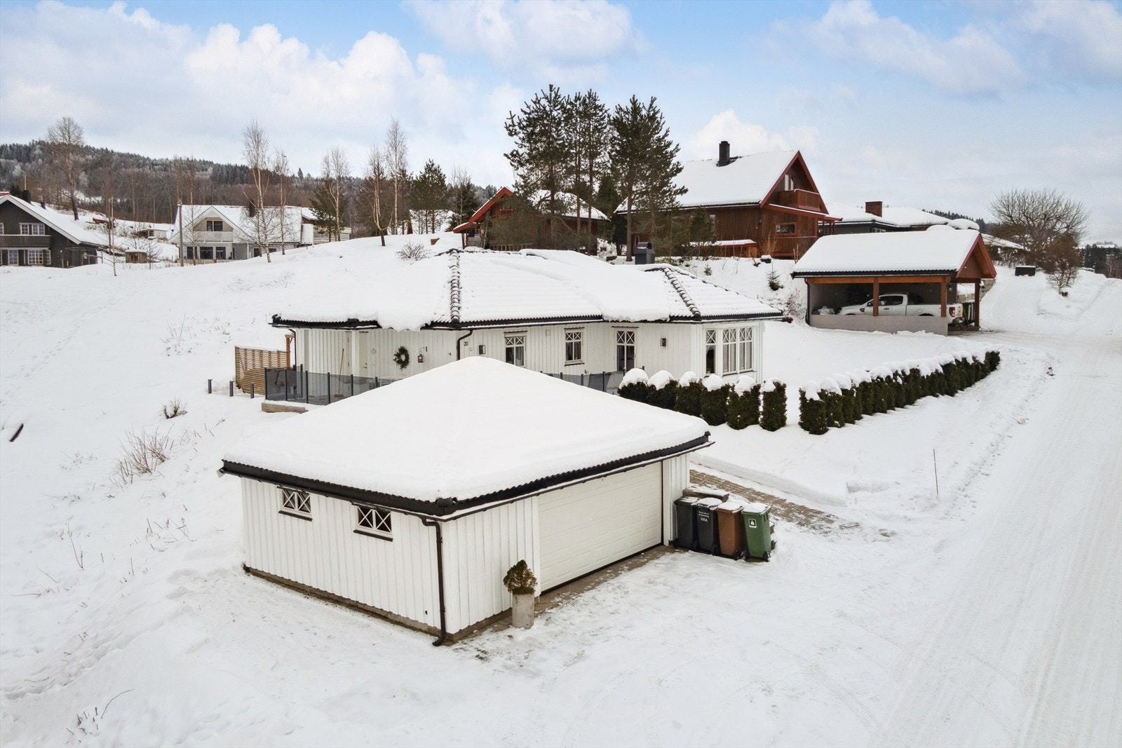 Midtgardsvegen 20, ligger i et rolig boligområde i Vestre Gran. Nærhet til både landlige omgivelser og lokal infrastruktur. Galleribilde