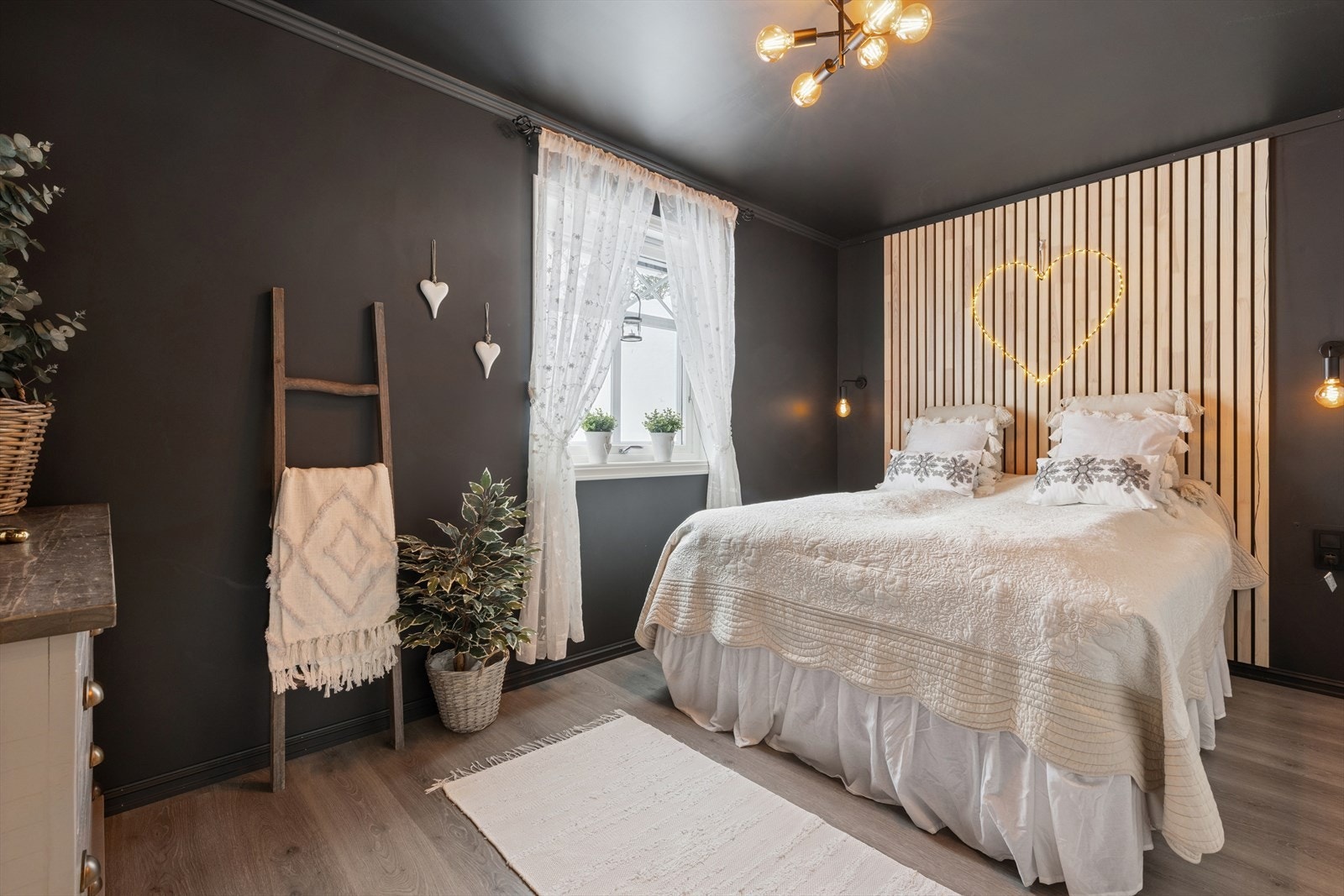 Boligen inneholder i fire soverom. Dempet fargevalg og spilevegg gir et moderne preg på hovedsoverommet. Innebygd garderobe. Galleribilde