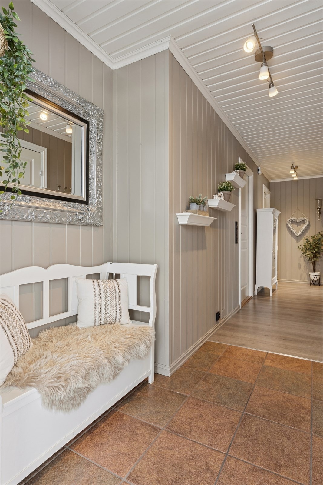 Entréen har keramiske fliser på gulv. Elektriske varmekabler gir økt komfort. Galleribilde