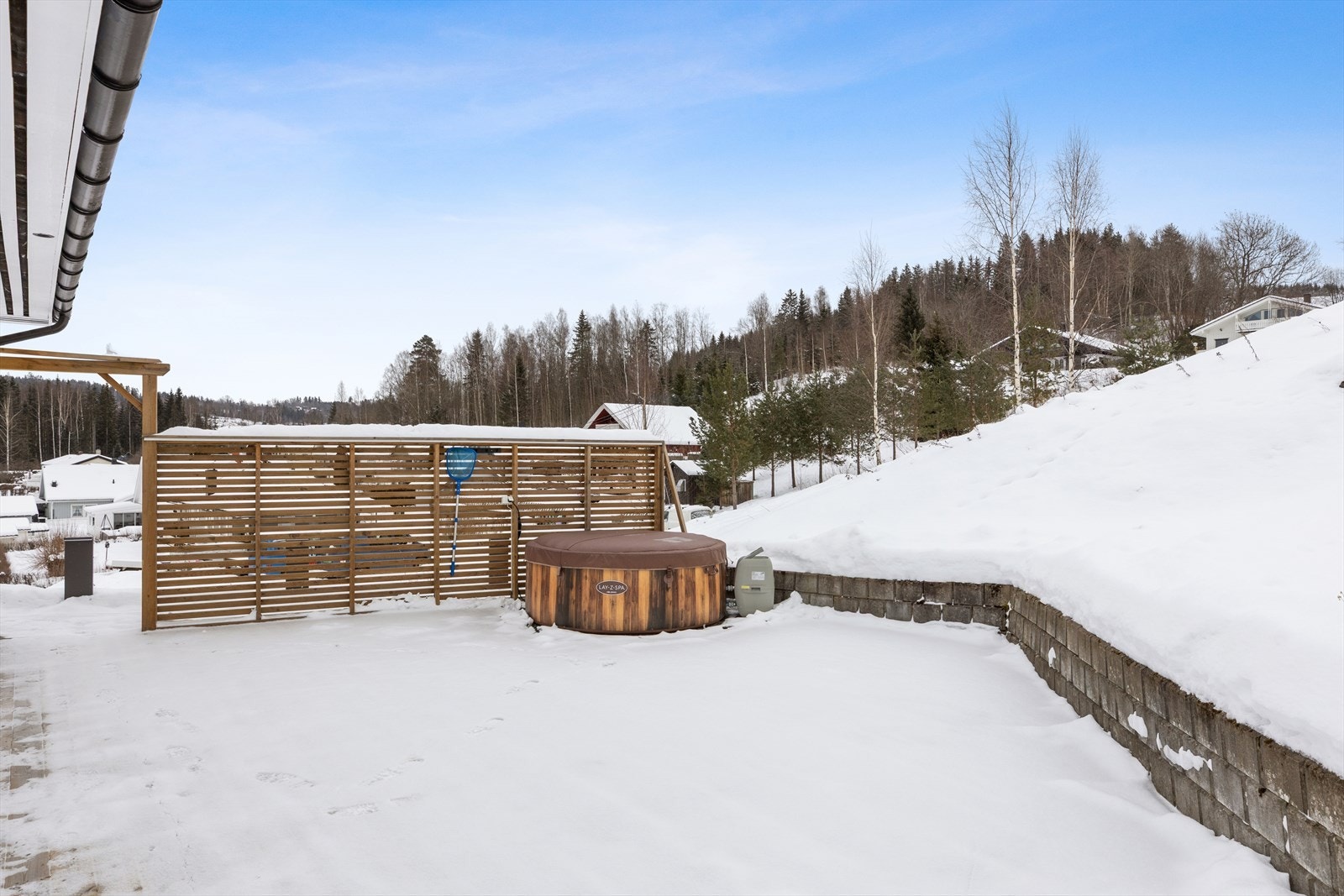 På baksiden av boligen finner man nok en herlig terrasse. Galleribilde
