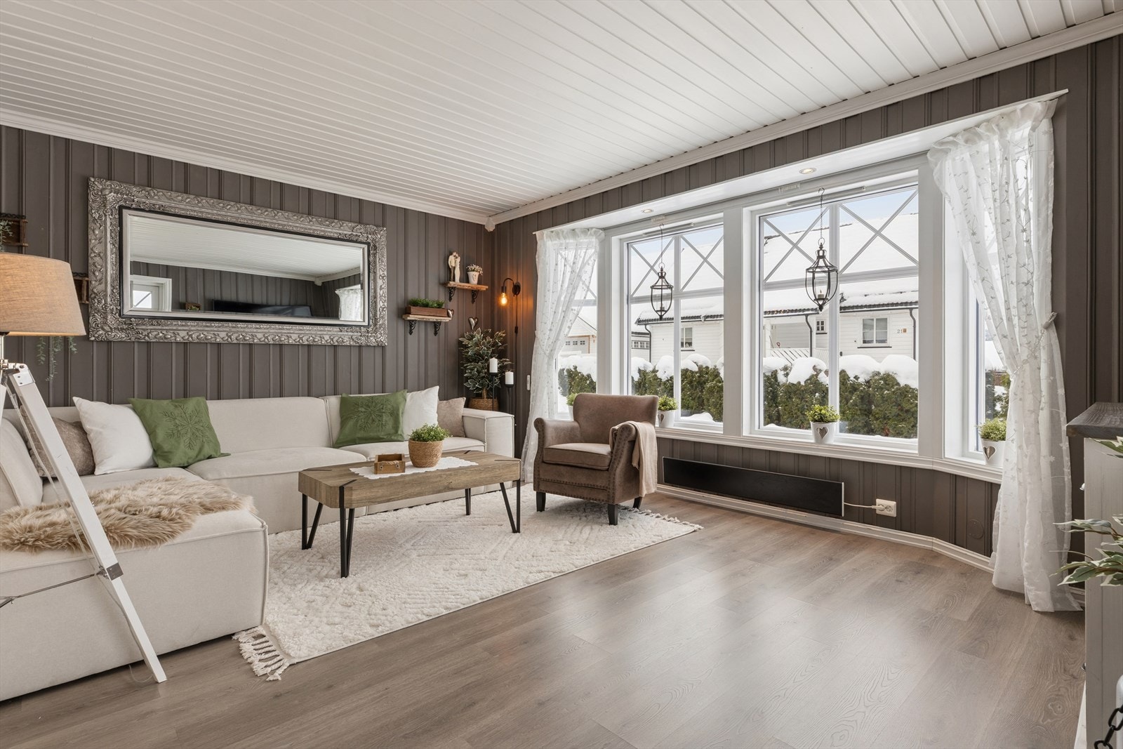 Overflater med moderne fargevalg og praktisk laminatgulv. Galleribilde