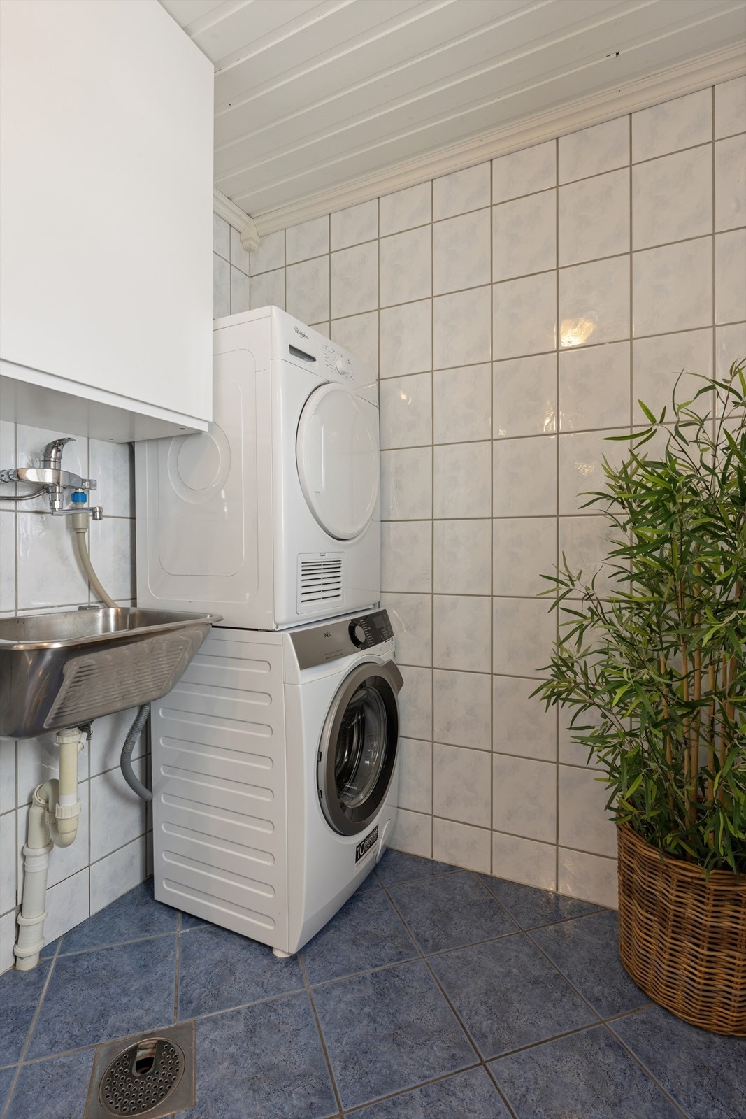 Videre er det også montert skyllekum, opplegg for vaskemaskin og varmtvannsbereder på bad/vaskerom. Galleribilde