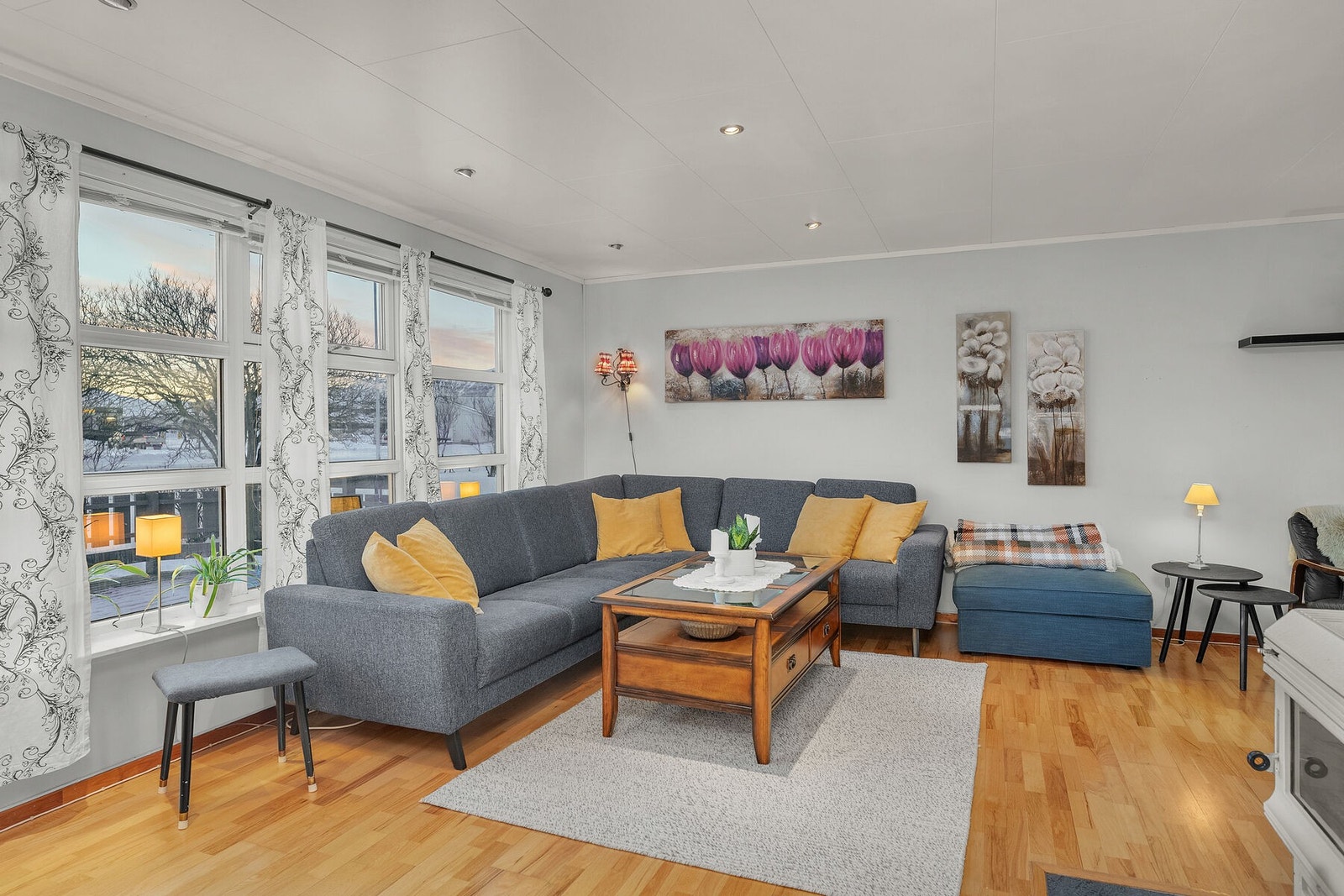 Stuevinduene slipper inn rikelig med naturlig lys som skaper en god atmosfære i rommet. Galleribilde