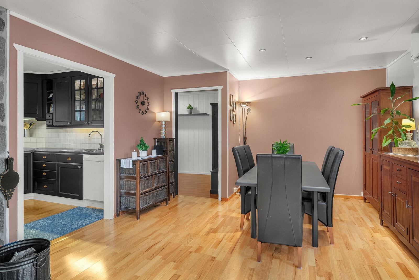 Stue med videre adkomst til kjøkkenet. Galleribilde