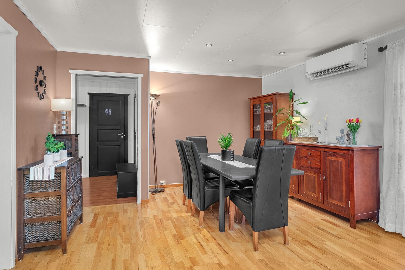 Ved inngangen til kjøkkenet er det god plass til en spisegruppe. Galleribilde