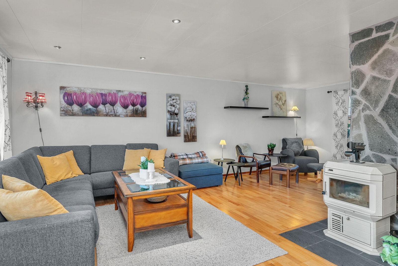 Romslig stue med gode møbleringsmuligheter, og stedvis spotbelysning i taket. Galleribilde