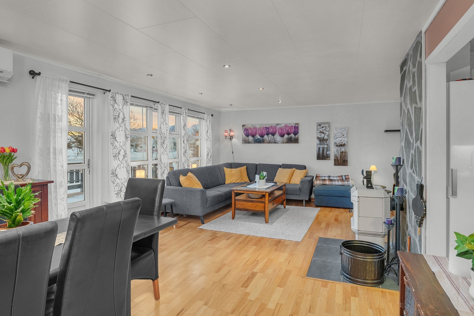 Her får du en lys og trivelig enebolig med sørvendt terrasse, garasje og nærhet til hverdagsfasiliteter. Galleribilde