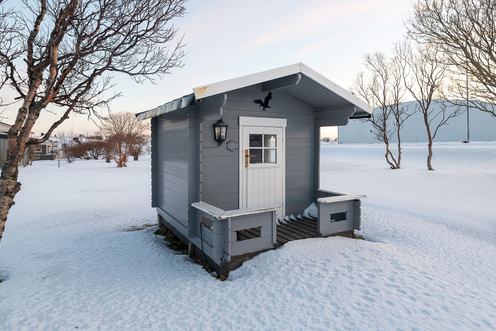 Dukkehus i hagen. Galleribilde